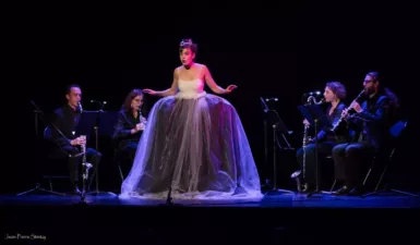 Femme devant quatuor à vent