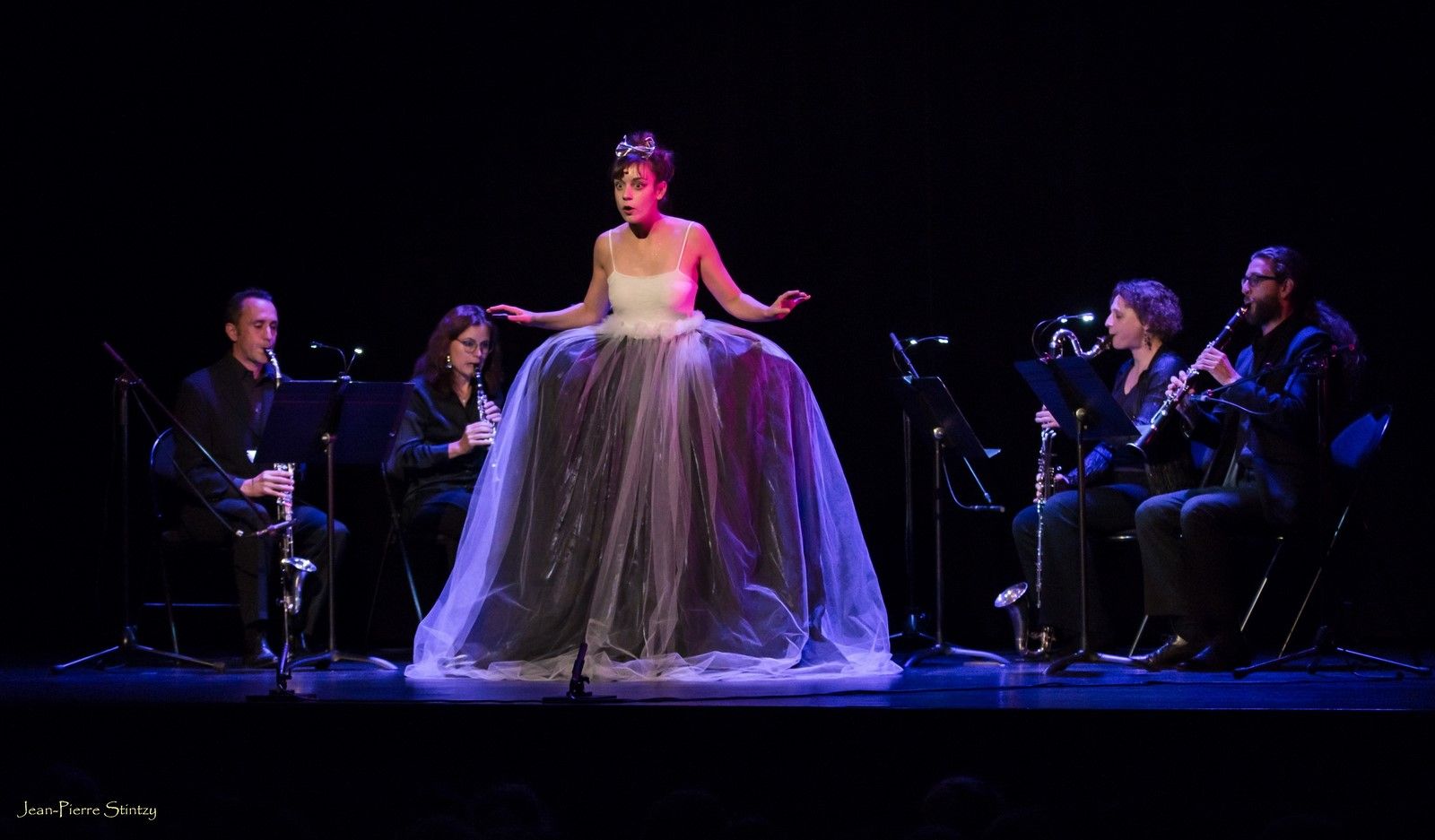 Femme devant quatuor à vent