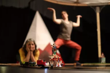 Comédienne jouant dans une chambre d'enfants