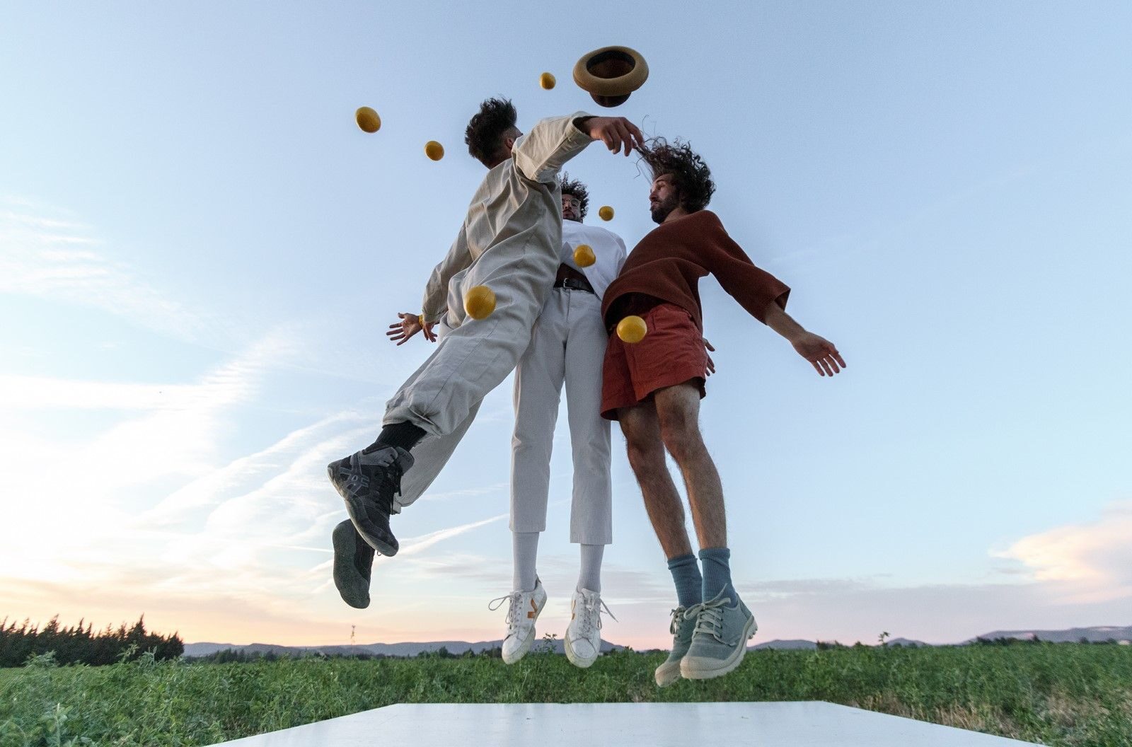 3 hommes sautant en l'air