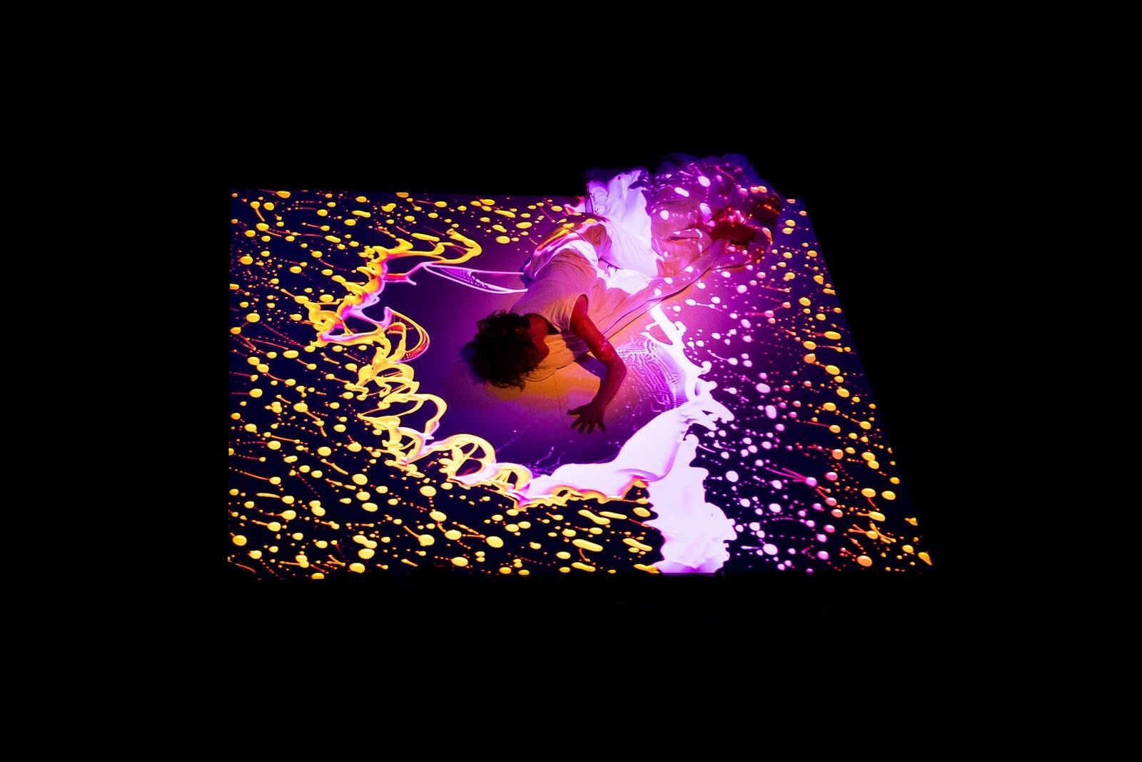 Danseuse sur un lit avec projections numériques