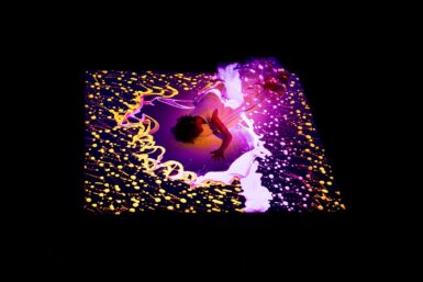 Danseuse sur un lit avec projections numériques