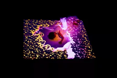 Danseuse sur un lit avec projections numériques