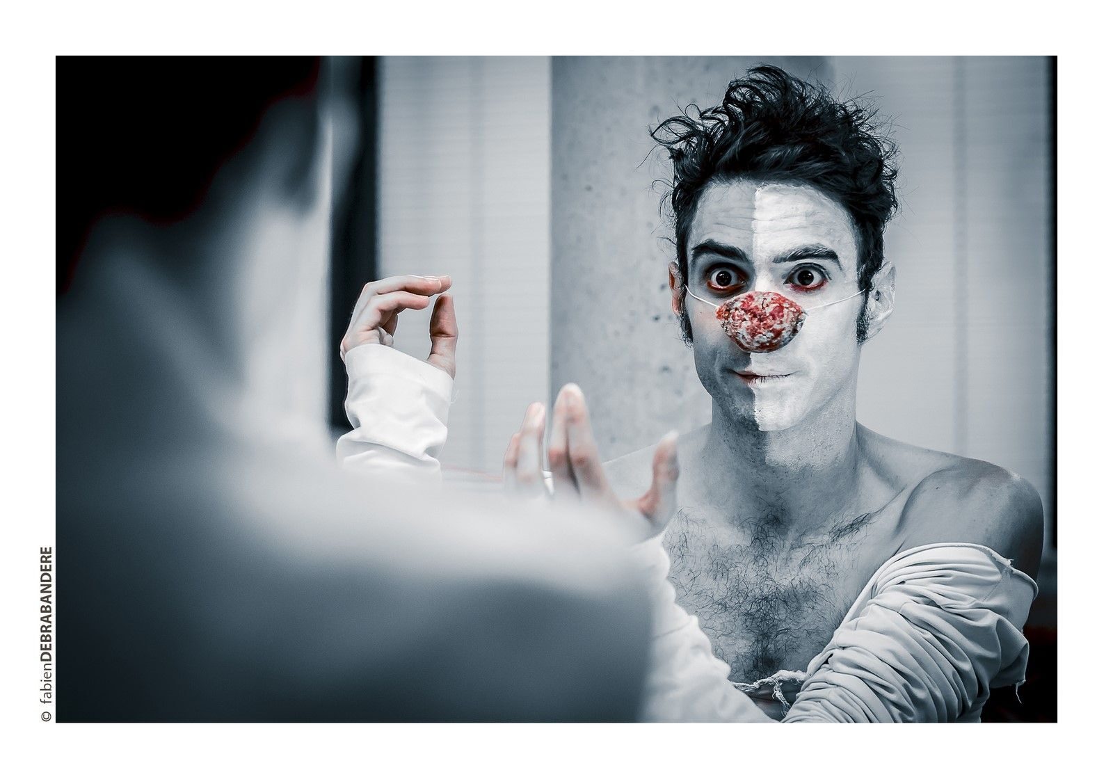 Clown se maquillant