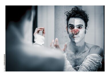 Clown se maquillant