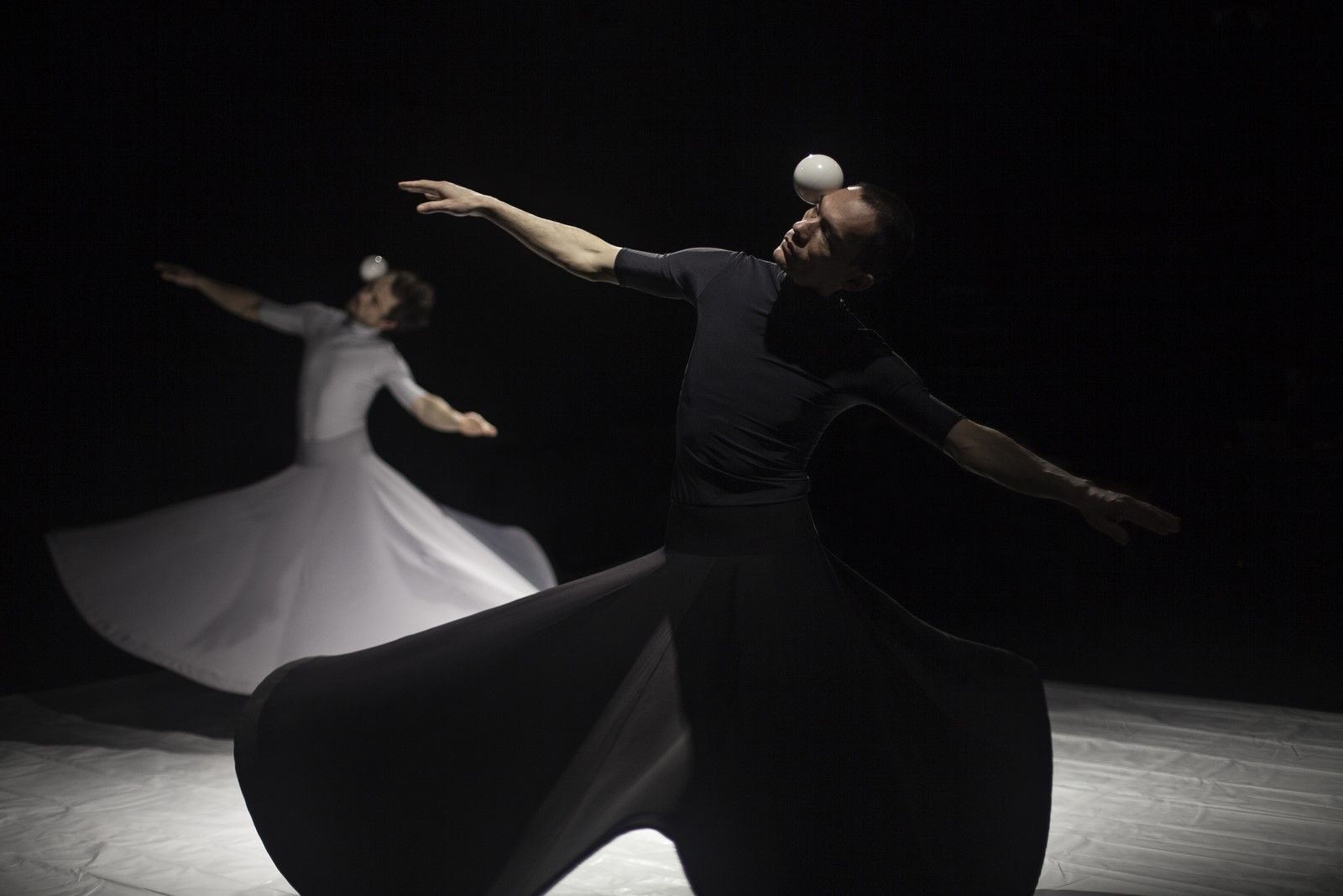 Danse derviche et balle contact