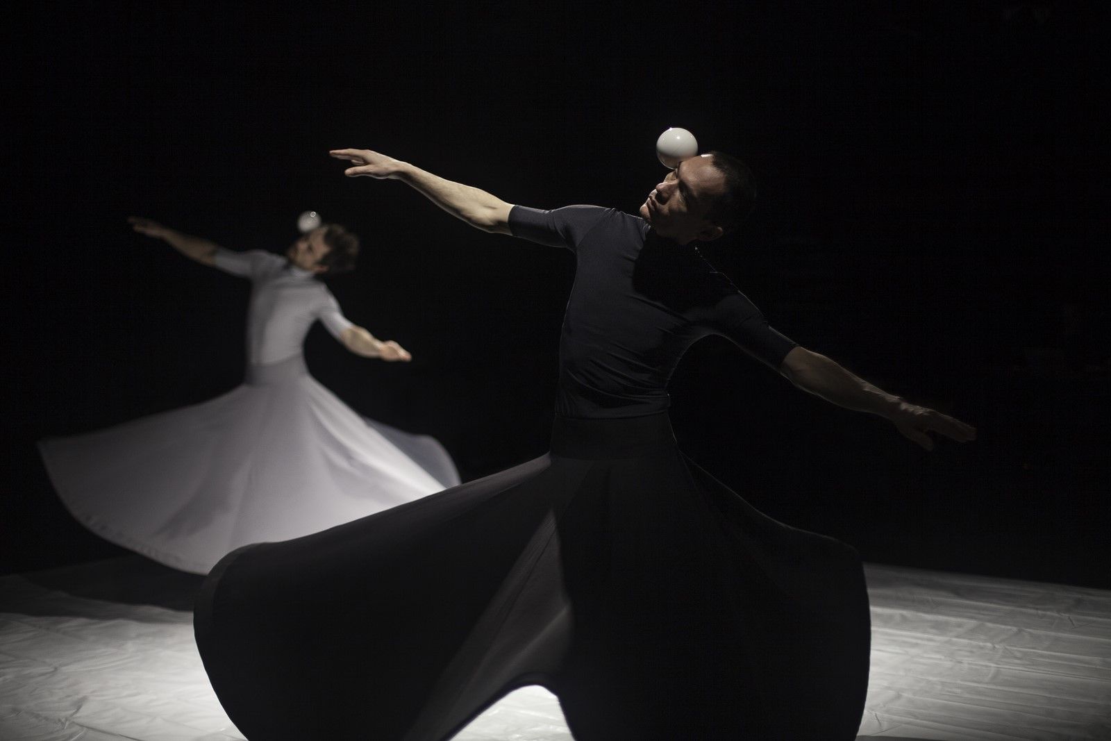 Danse derviche et balle contact