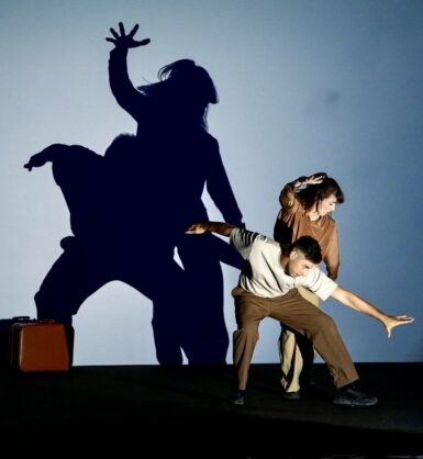 Homme et femme dansant devant leur ombre