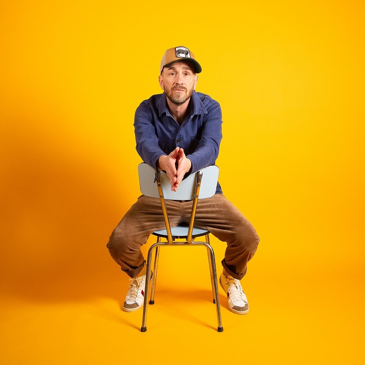 Homme sur une chaise à l'envers